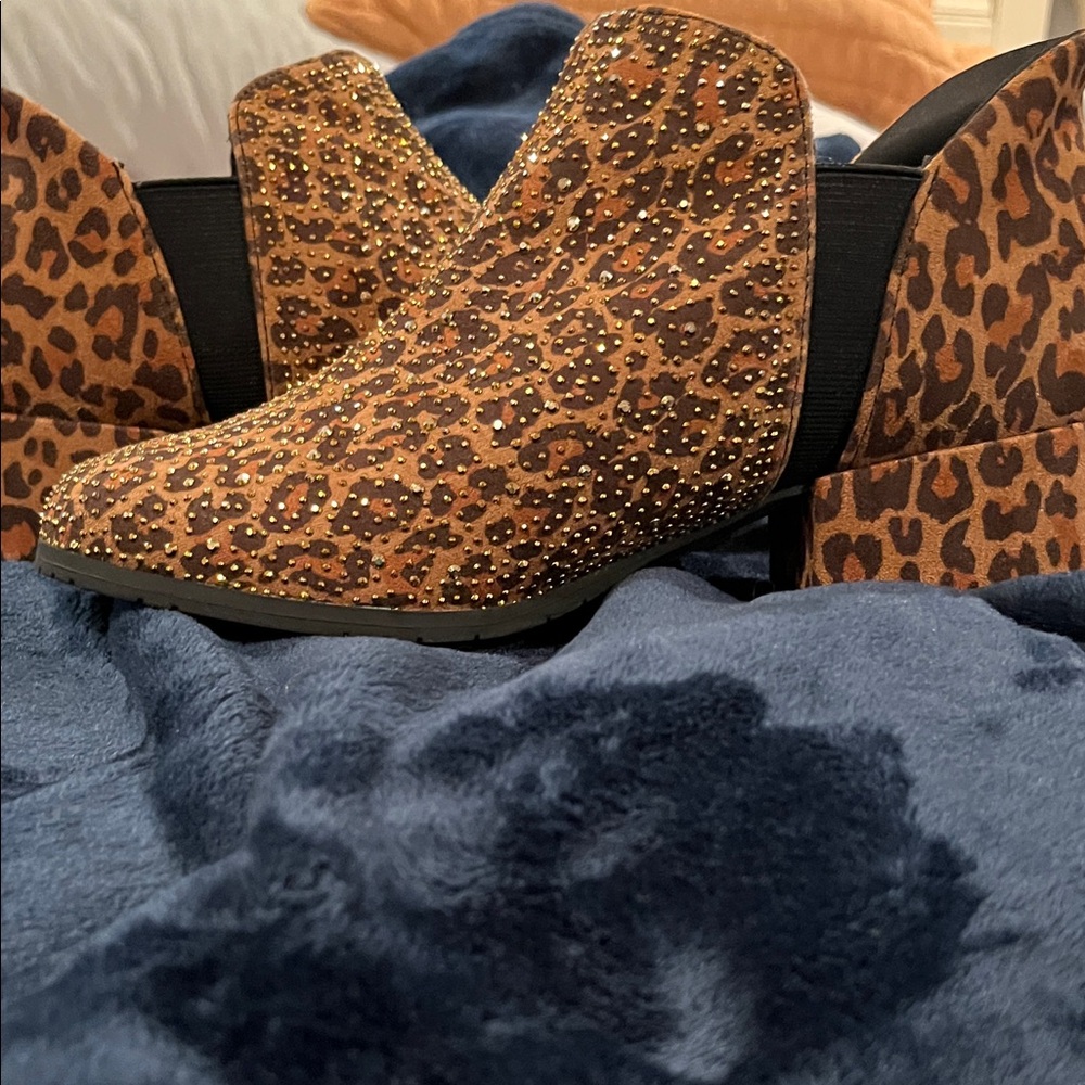 Leopard Print Ankle Boots Kenneth Cole reaction easy on size 6 1/2 gorgeous